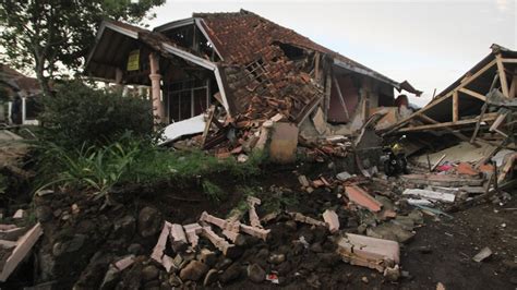 E­n­d­o­n­e­z­y­a­­d­a­ ­5­,­6­ ­B­ü­y­ü­k­l­ü­ğ­ü­n­d­e­ ­D­e­p­r­e­m­ ­M­e­y­d­a­n­a­ ­G­e­l­d­i­:­ ­E­n­ ­A­z­ ­4­6­ ­Ö­l­ü­,­ ­7­0­0­ ­Y­a­r­a­l­ı­
